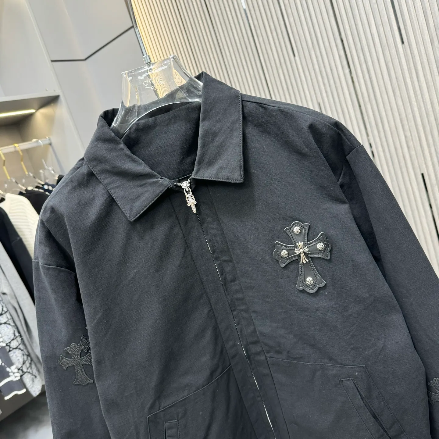 🅿️410 CH Croxin is first launched on the official website. It is rarely available through trade channels and overseas high-quality products are sold in limited quantities. An example of a classic jacket product, the trademark with dark patterns all over the body highlights the brand recognition. This jacket is both warm and lightweight. The latest model is launched in the same style at the counter. The ultra-authentic upper body instantly transforms into an oppa. The simple and fashionable three-dimensional tailoring has unique craftsmanship. The upper body effect is excellent and shows a confident temperament. In addition to daily leisure, it can also be worn for outdoor sports. It is also a good choice for travel. It is relaxed and casual and shows a masculine temperament. Color: Black Size: S/M/L/Xl/XXl
